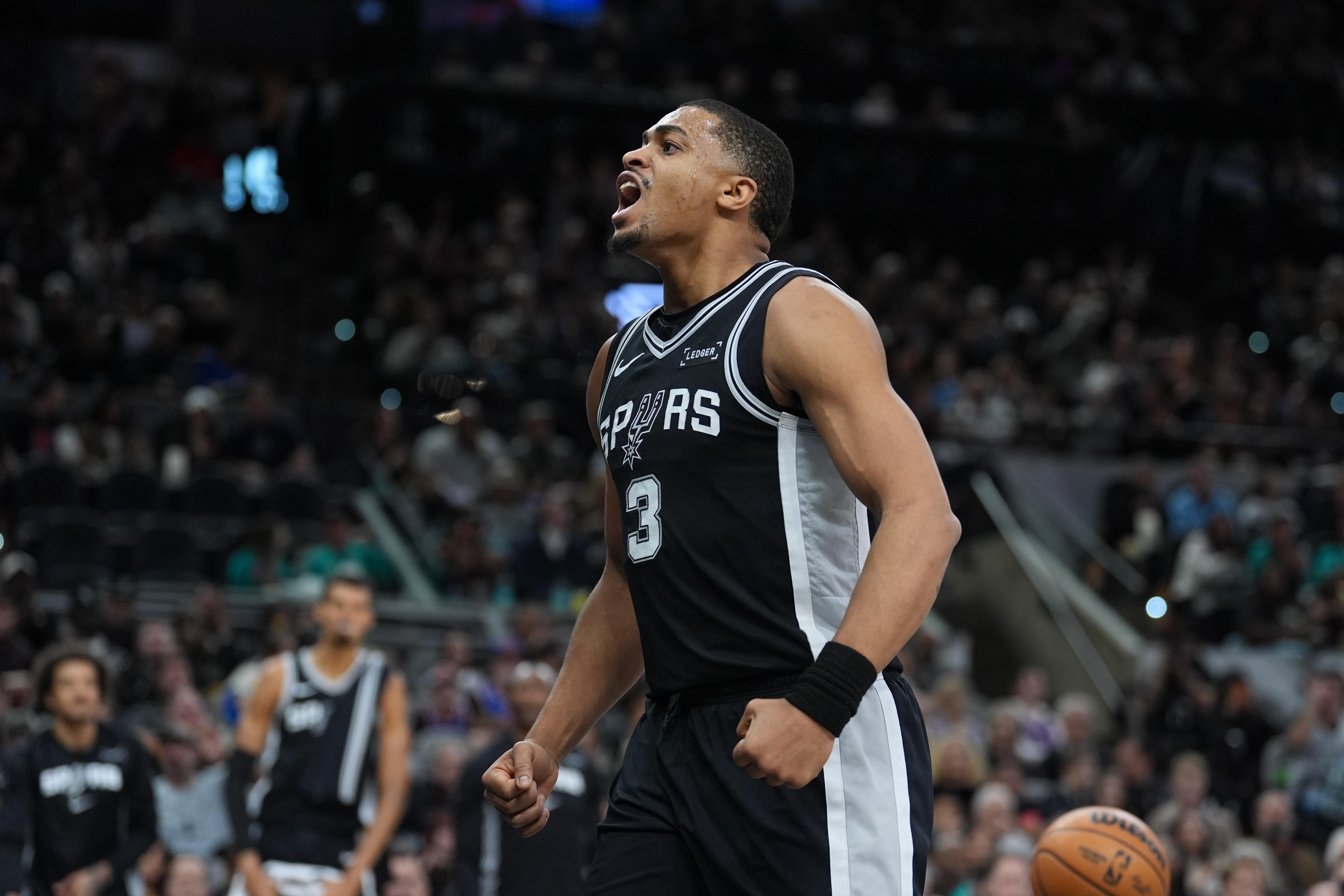 九游登录入口-圣安东尼奥马刺加时末段队长鼓劲Ming连续二十场比赛得分超过大胜，这一次真的凯恩在勇士比赛中战术调整